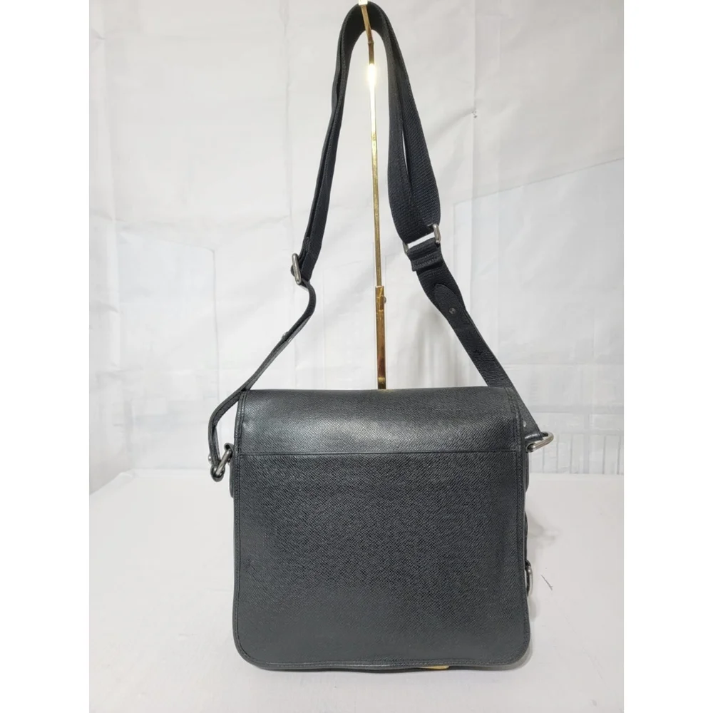 Louis Vuitton Taiga Andrei Messenger Bag Black
